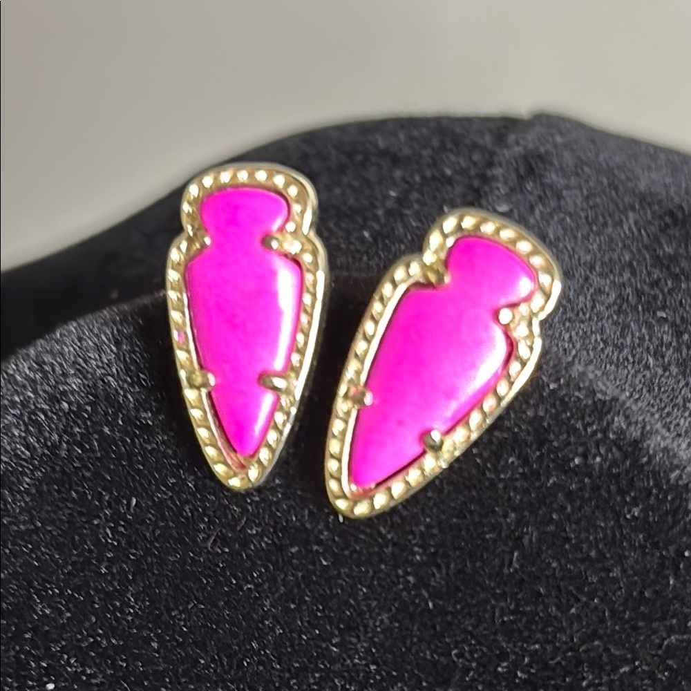 Kendra Scott Skylette Magenta Hot Pink Arrow Stud Gold Earrings Rare​